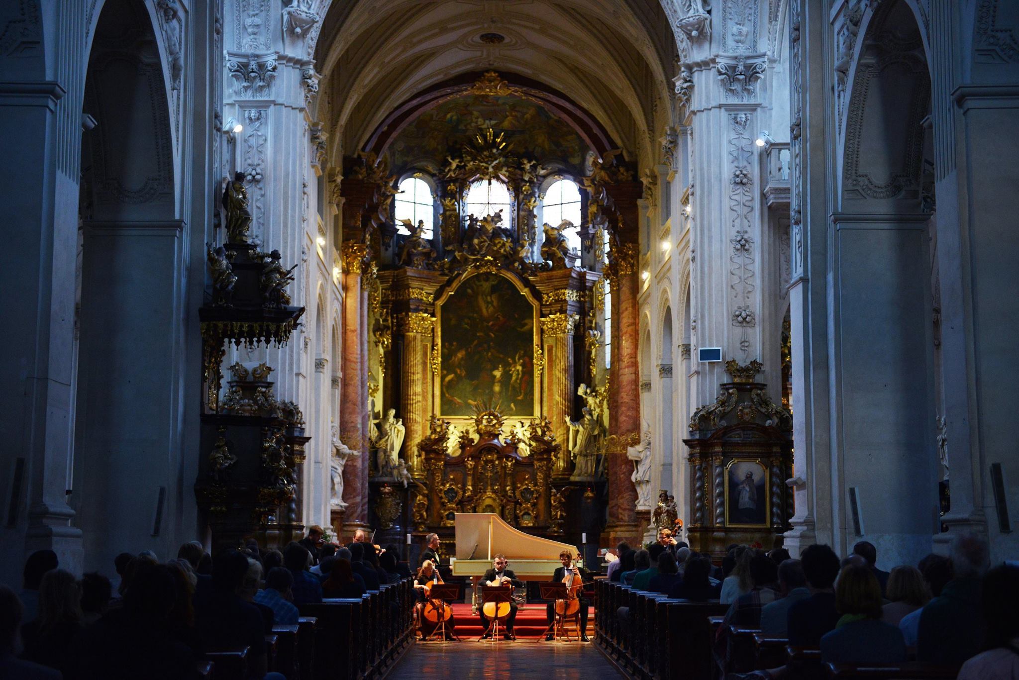 Vystoupení izraelského cembalisty Shalev Ad-El se souborem Barocco sempre giovane v kostele Nejsvětějšího Salvátora.