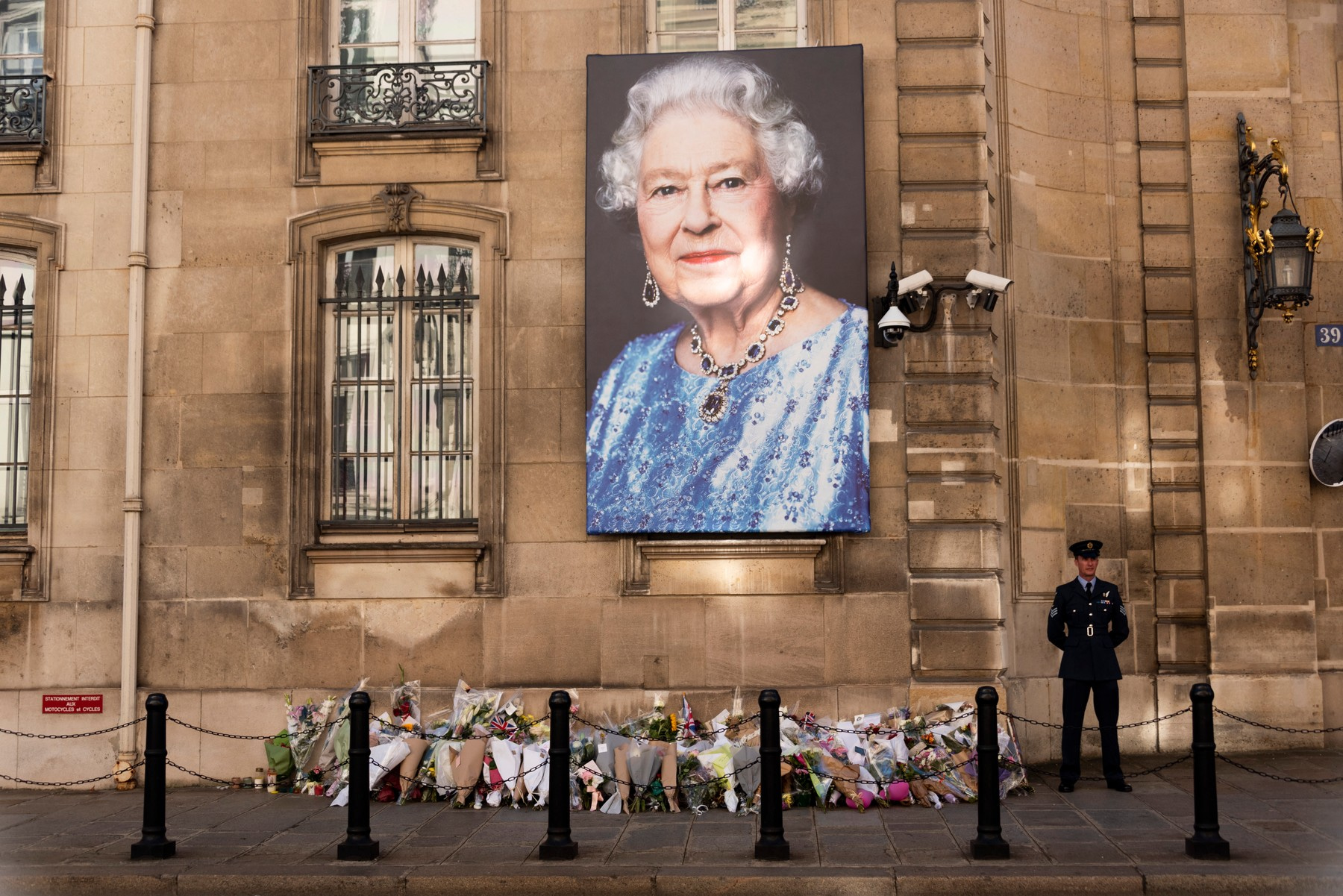 Portrét královny Alžběty II. na zdi britského velvyslanectví v Paříži několik dní po její smrti. Královna zemřela 8. září 2022.
