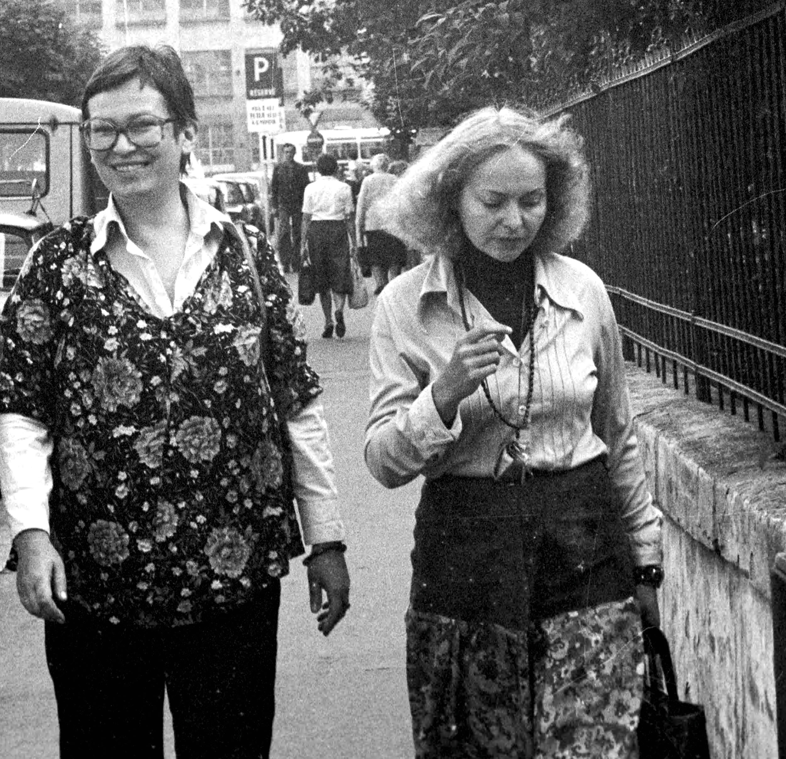 Na snímku Zdena Tominová a Věra Jirousová, foceno StB v roce 1979.