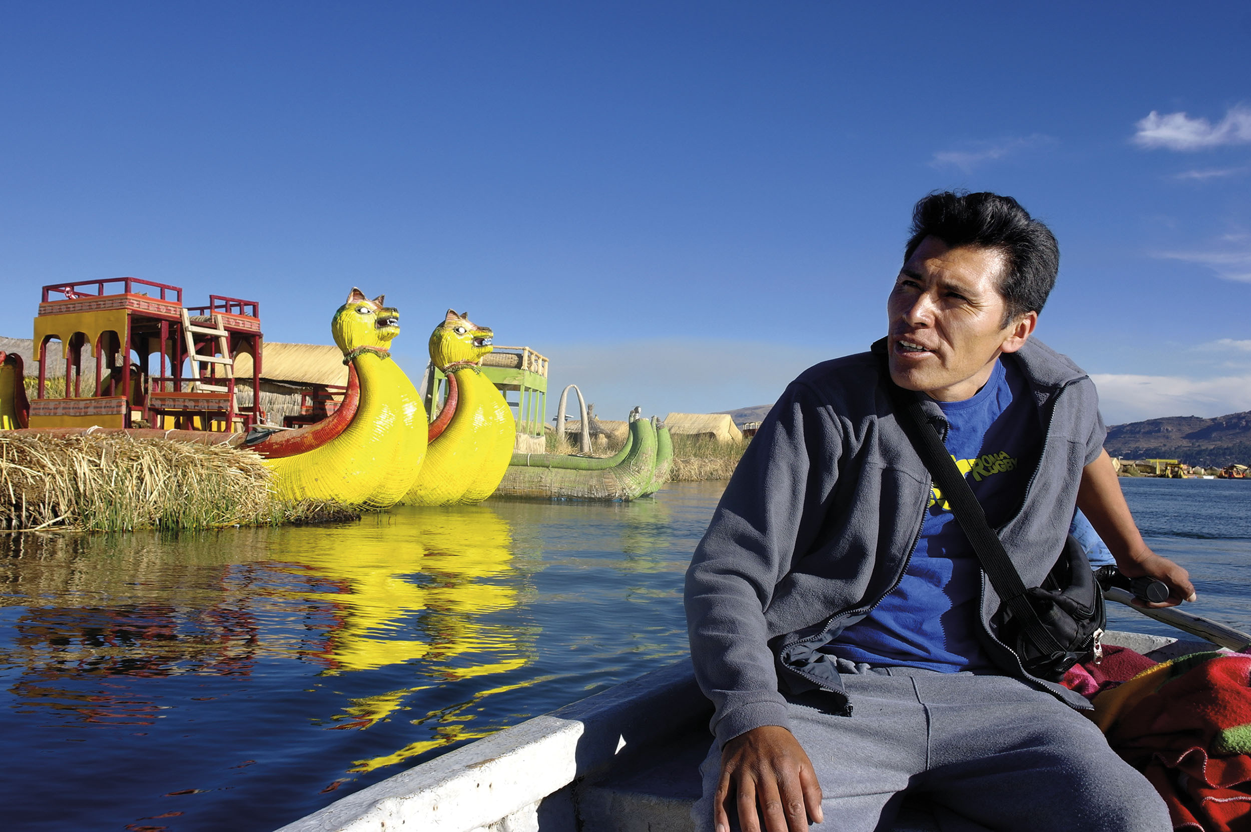 Příslušník kmene Uru, který ubytovává turisty prostřednictvím služby Airbnb. Vrací se právě z města Puno.