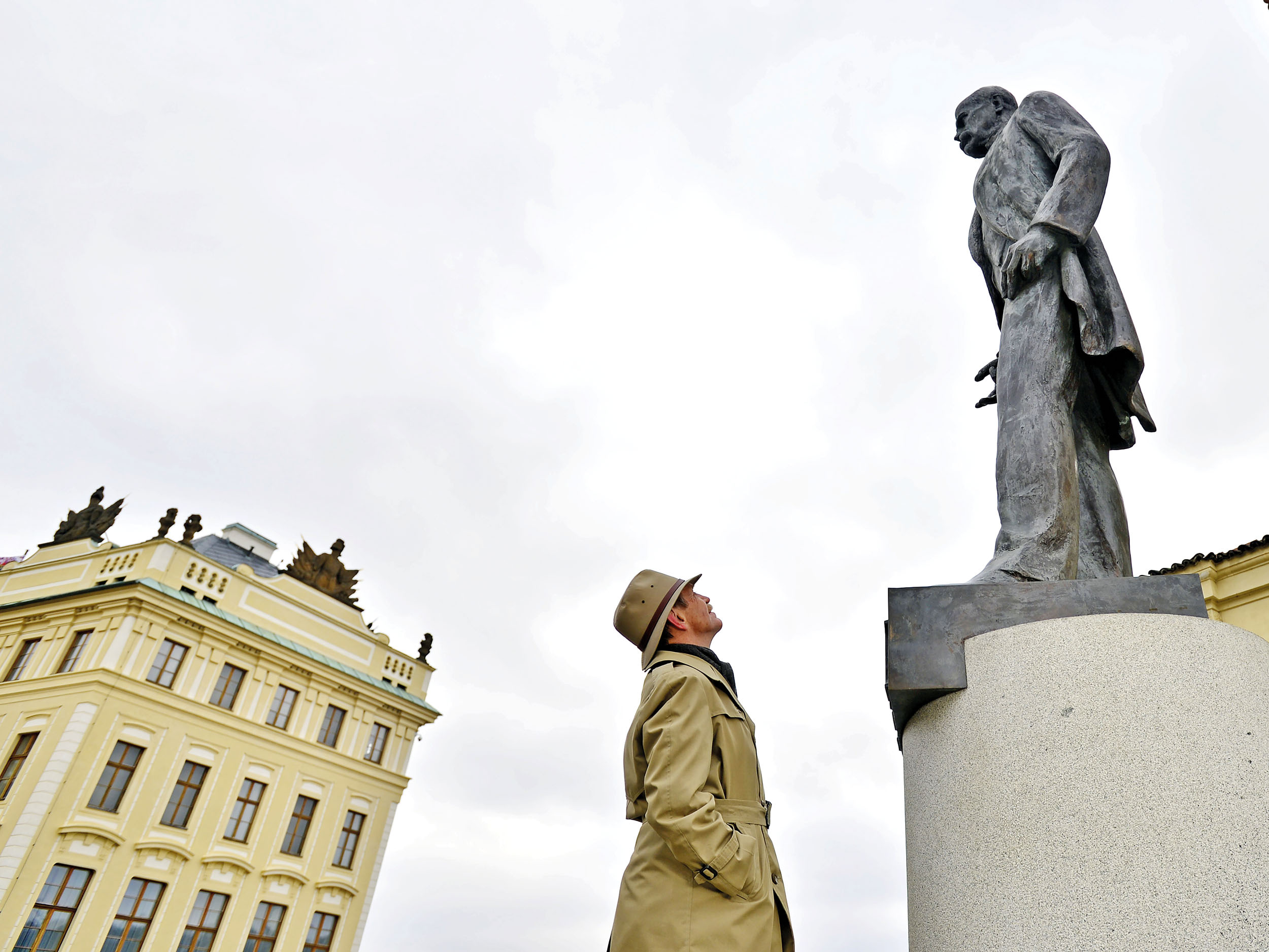 Ron Bartek před sochou Tomáše G. Masaryka na Hradčanském náměstí.