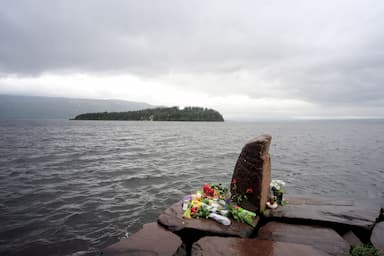 Země po tragédii: Jak se Norsko vyrovnávalo s teroristickým útokem, při němž vrah zabil 77 lidí