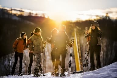 Čeští lyžaři chtějí platit kartou, často ale narážejí u parkování a v restauracích